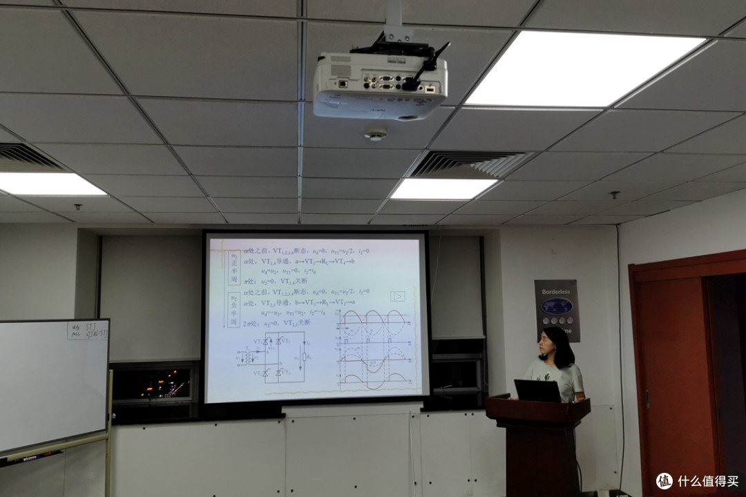 传统与现代商务投影的画质对比,明基E580T不仅智能,画面更清晰