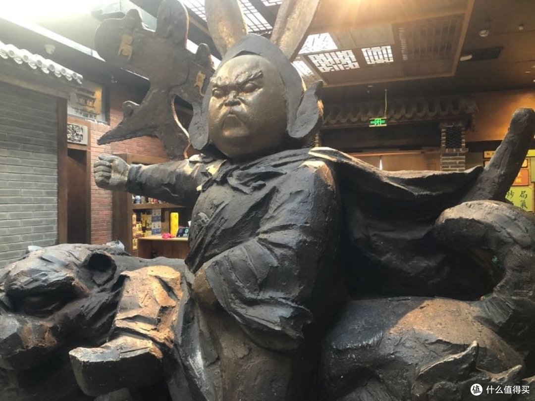 绕过屏风是一位颇有气势的兔爷儿