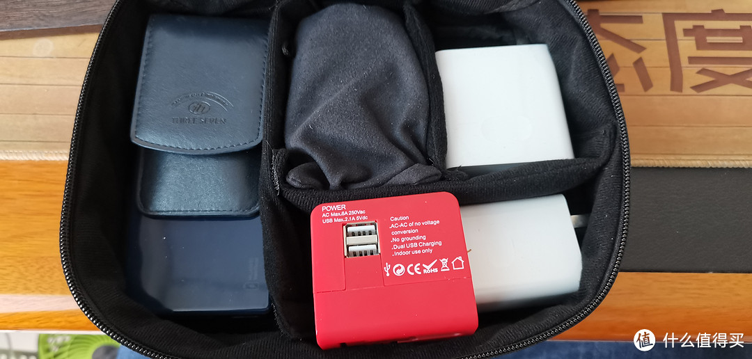 中间裹着袋子的就是剃须刀，左边是华为40w充电宝上边是一套指甲剪，右边是2个充电器，华为40W和65W，下边红色的是国际转换插座，来自PeteroNas的赠品