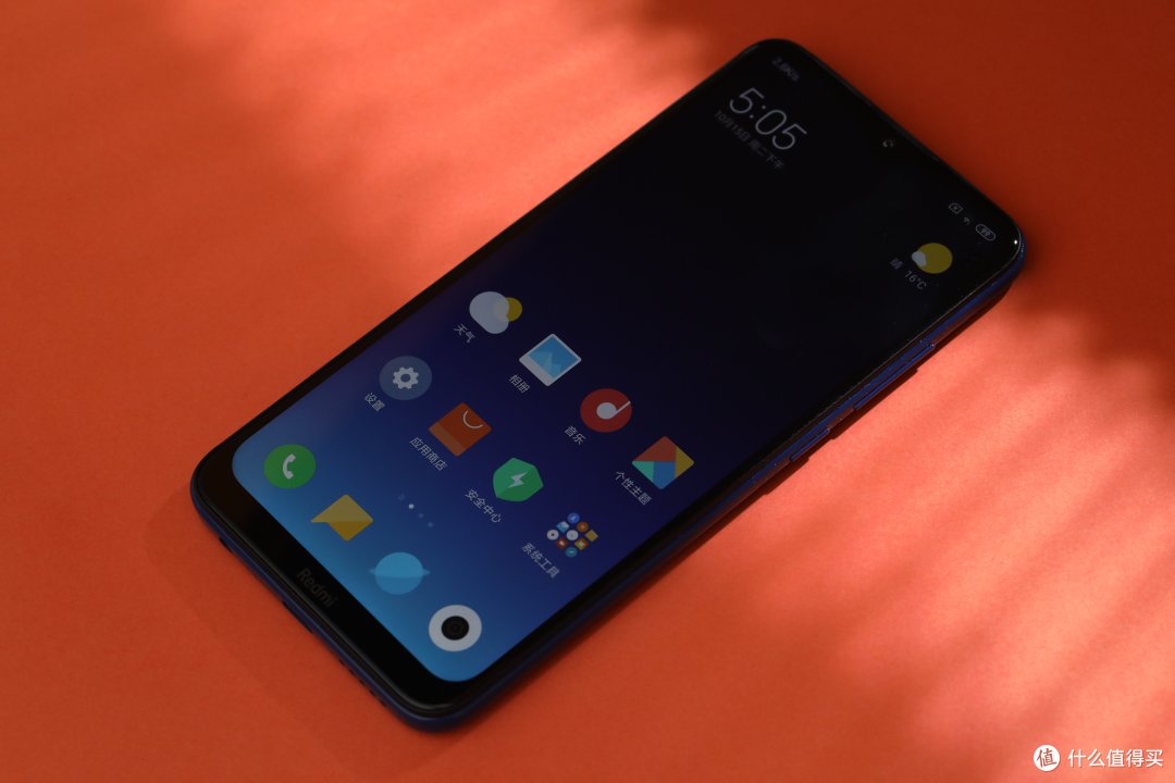 直白的说,红米redmi 8因为成本的限制,所以不可能在外观上为我们留下