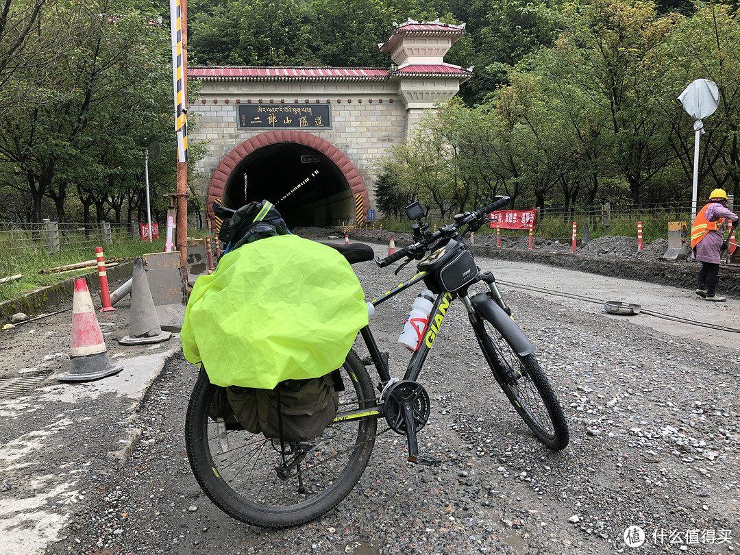 防雨罩有些小，没套好，导致驮包湿了