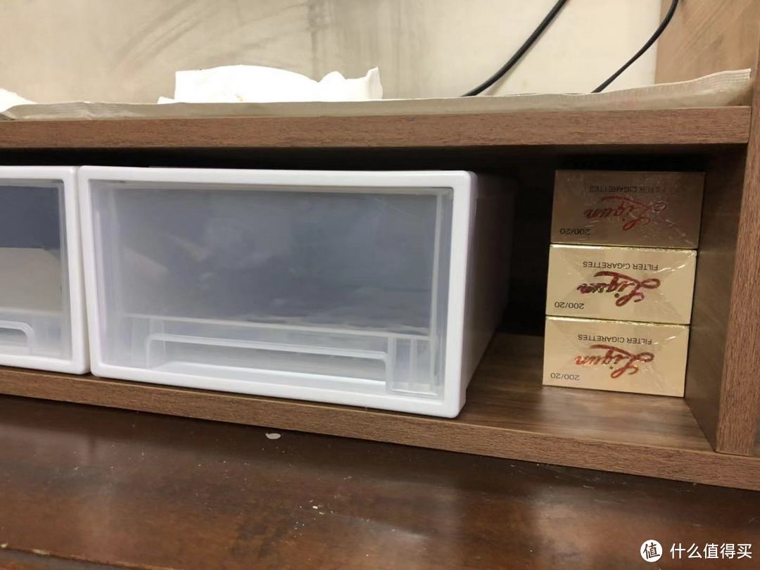 设计宽度3个抽屉,旁边可以放香烟,可供一只手收进去的宽度