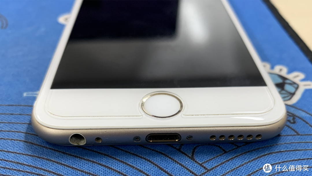 iPhone底部两侧都有孔但只有一侧有声音，是手机喇叭坏掉了吗？