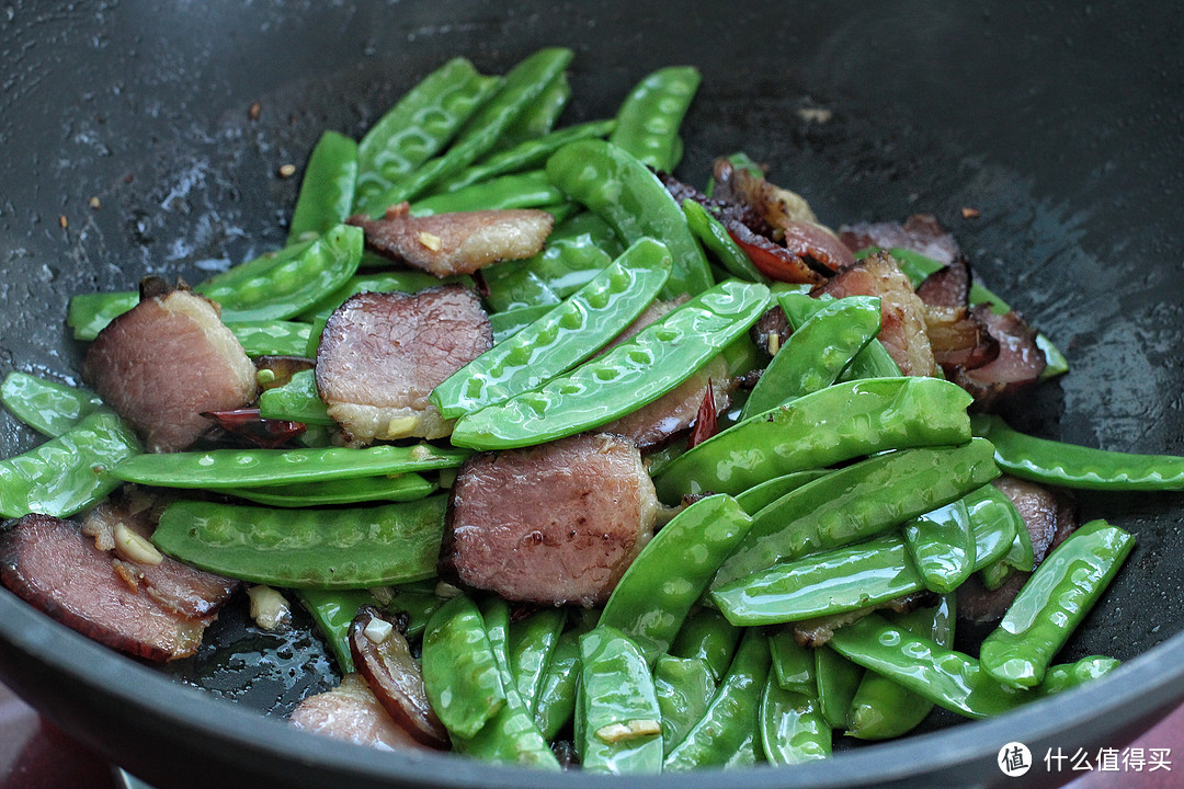四川人把猪肉这样做，加荷兰豆简单一炒，十分钟上桌，脆嫩又鲜美