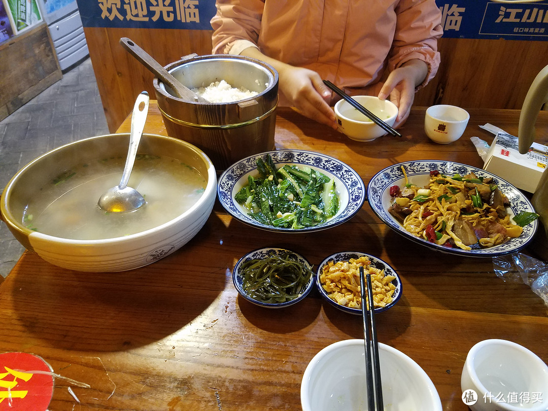 油麦菜+炒腊肉+菌汤+小菜赠送