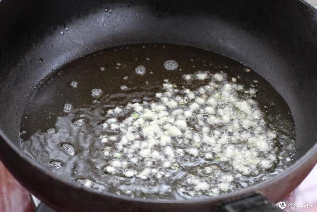 隔夜剩米饭别炒了,加番茄和土豆烩一烩,酸甜开胃好吃到舔光碗底