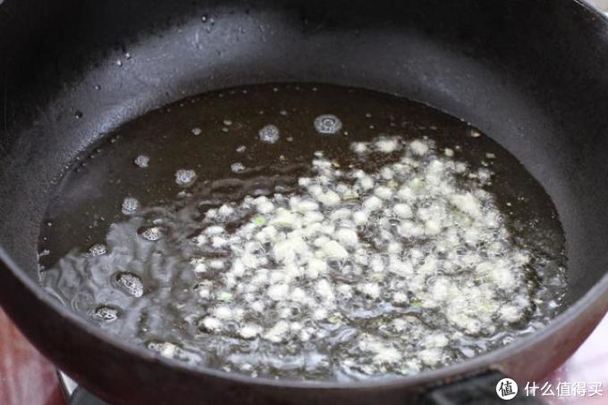 隔夜剩米饭别炒了，加番茄和土豆烩一烩，酸甜开胃好吃到舔光碗底