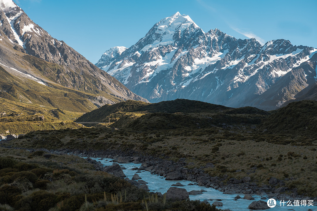 插播与摄影无关信息：Hooker Valley Track，地势平坦、往返三小时的步道，老少皆宜，推荐所有到新西兰南岛旅游的人走一下，美翻了