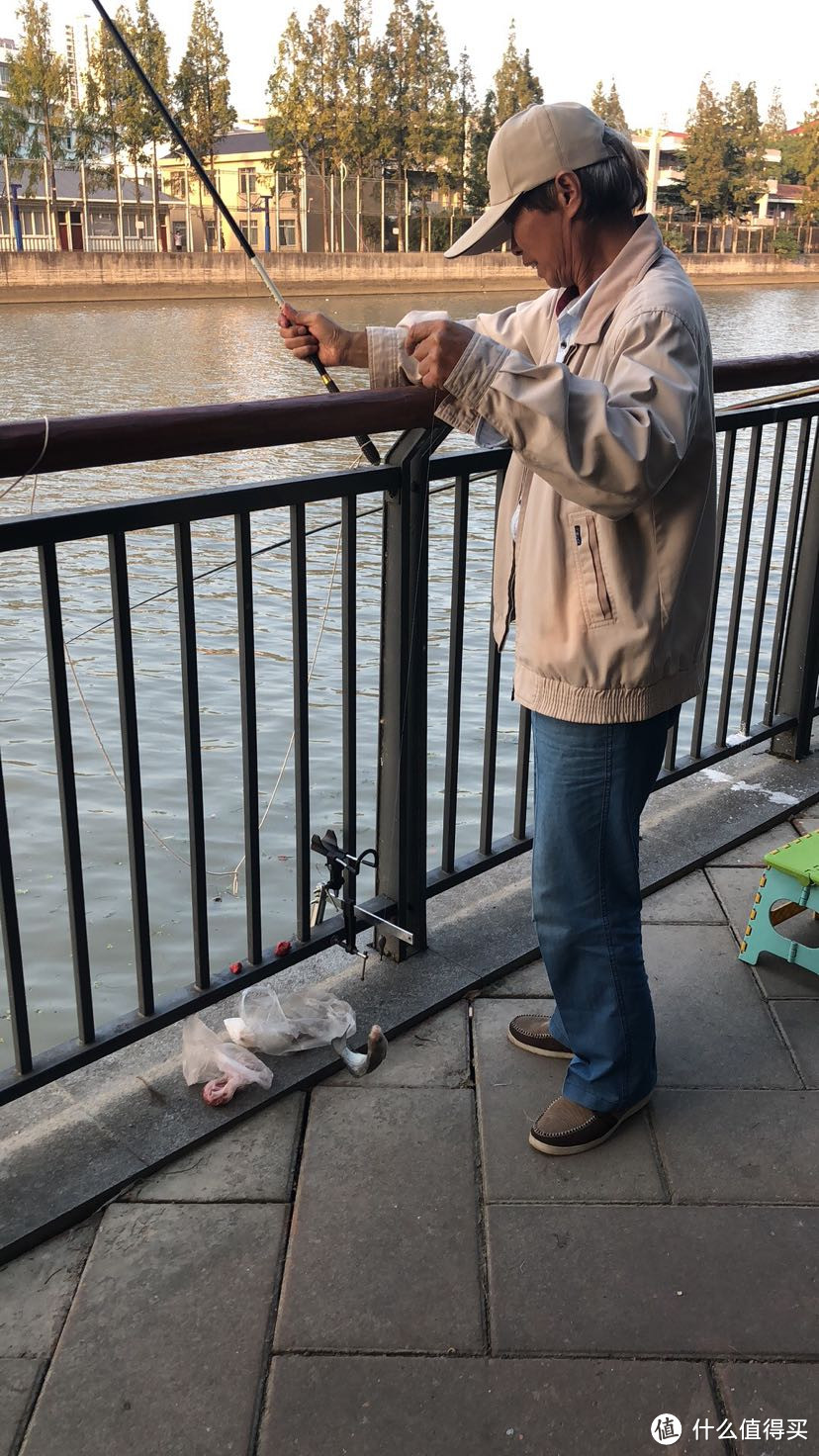 徐汇区定浦河绿地钓鱼游记（周末河边垂钓的好多人啊）看看都钓出来的什么鱼