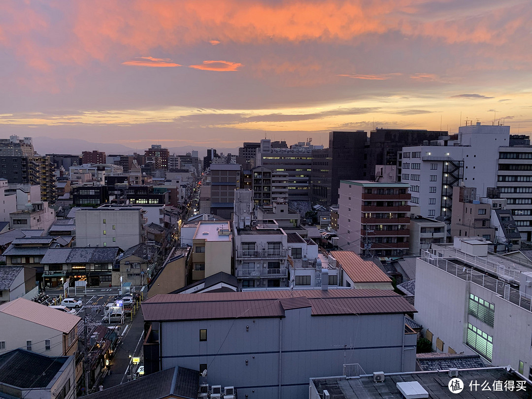 胶囊旅馆外景，到的时候刚好太阳快落山，夕阳很漂亮