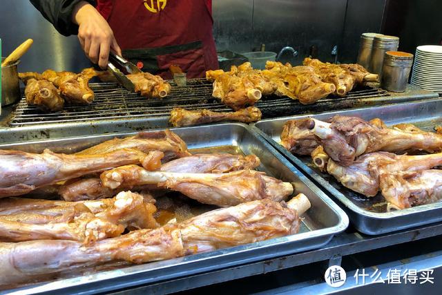 来北京必逛一趟王府井小吃街，肉串、爆肚加烤羊腿，吃得嗨翻天了