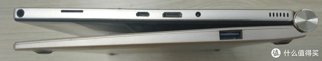 接口按键基本都集中在右侧，从左到右依次是耳机接口、microSD卡槽、microUSB、microHDMI、DC电源口，以及键盘底座上的USB2.0。