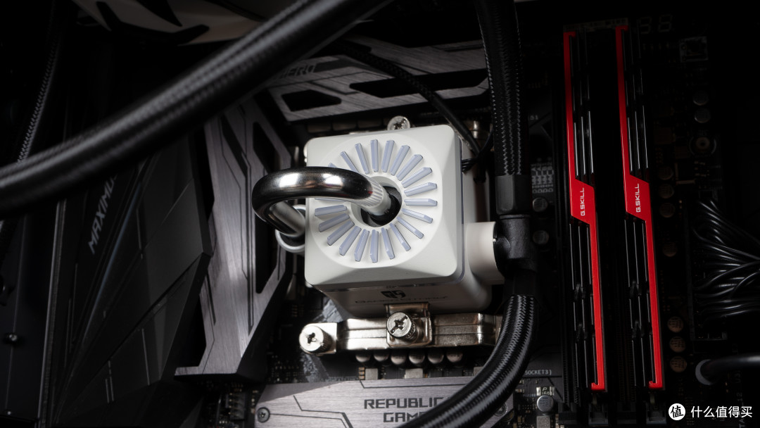 i9-9900KF+M10H+iGAME RTX 2080S装机,实测SL600M垂直风道
