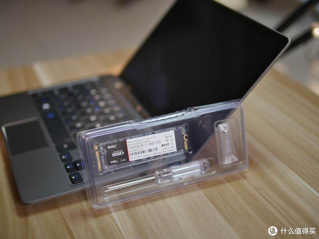 换上朗科960GB NVMe SSD 固态硬盘，打造超快速大容量的完美笔电