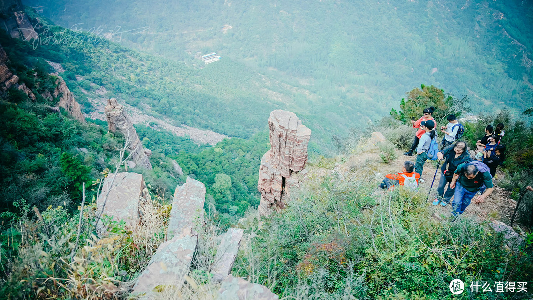 看群山巍峨，叹人之渺小