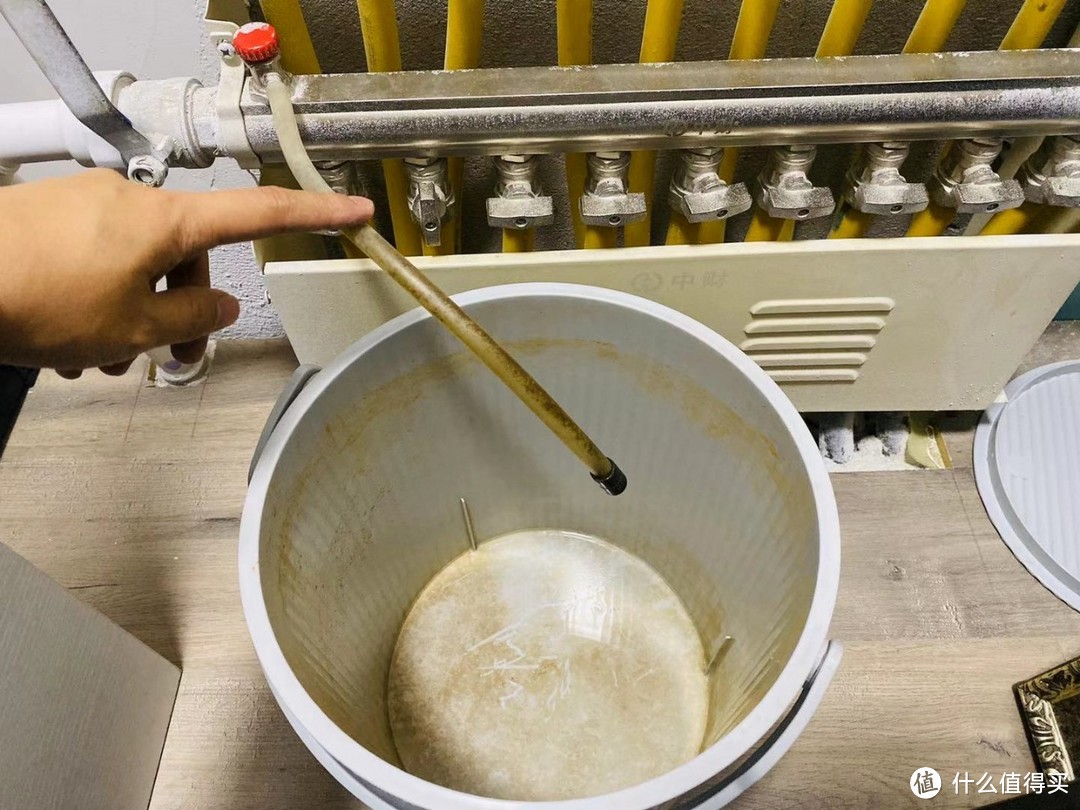 供暖季必备技能：教你给分水器排气，温度瞬间提高5℃！