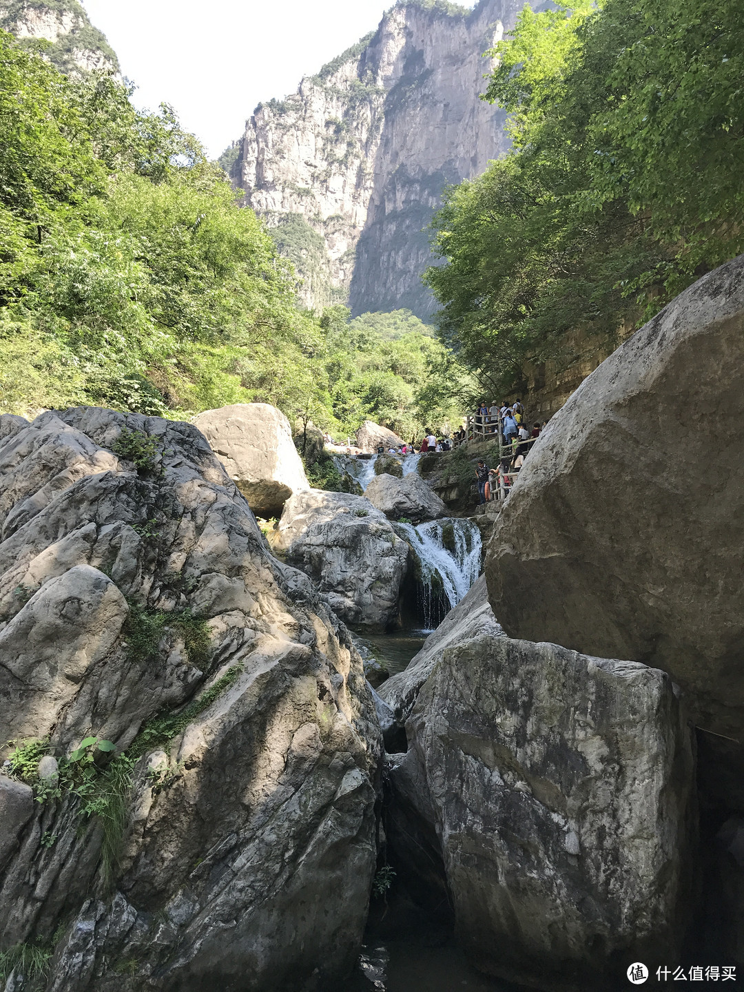 山水之间，飞流急下。