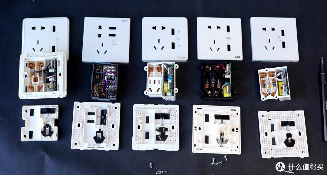 USB五孔墙壁插座到底是鸡肋还是神器？西门子、罗格朗、施耐德、ABB和西蒙大比拼
