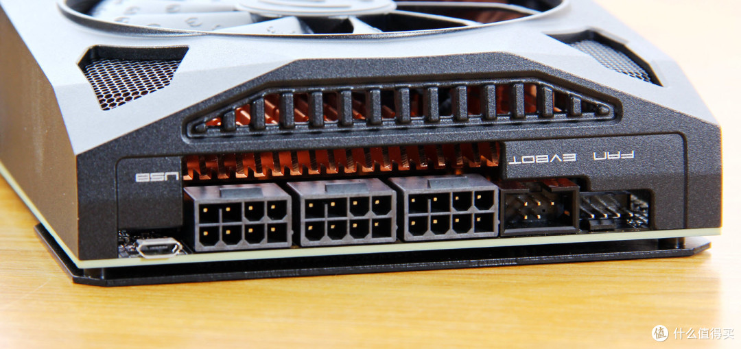 kingpin显卡尾部也很有看头,一个4-pin pwm风扇接口,超频用的evbot