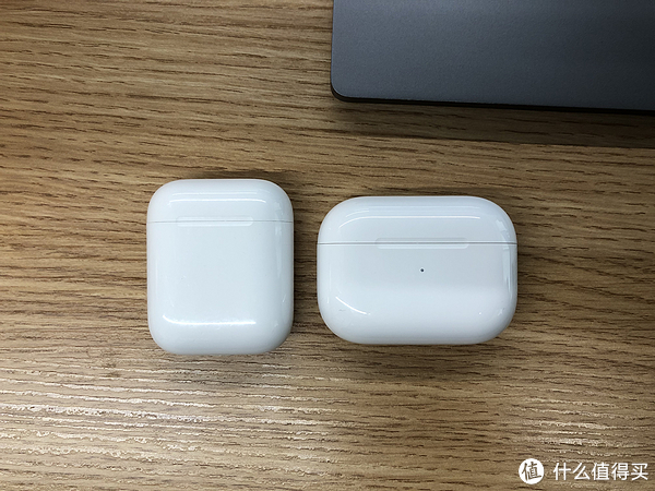 充電盒(左airpods2,右airpods pro,下同)