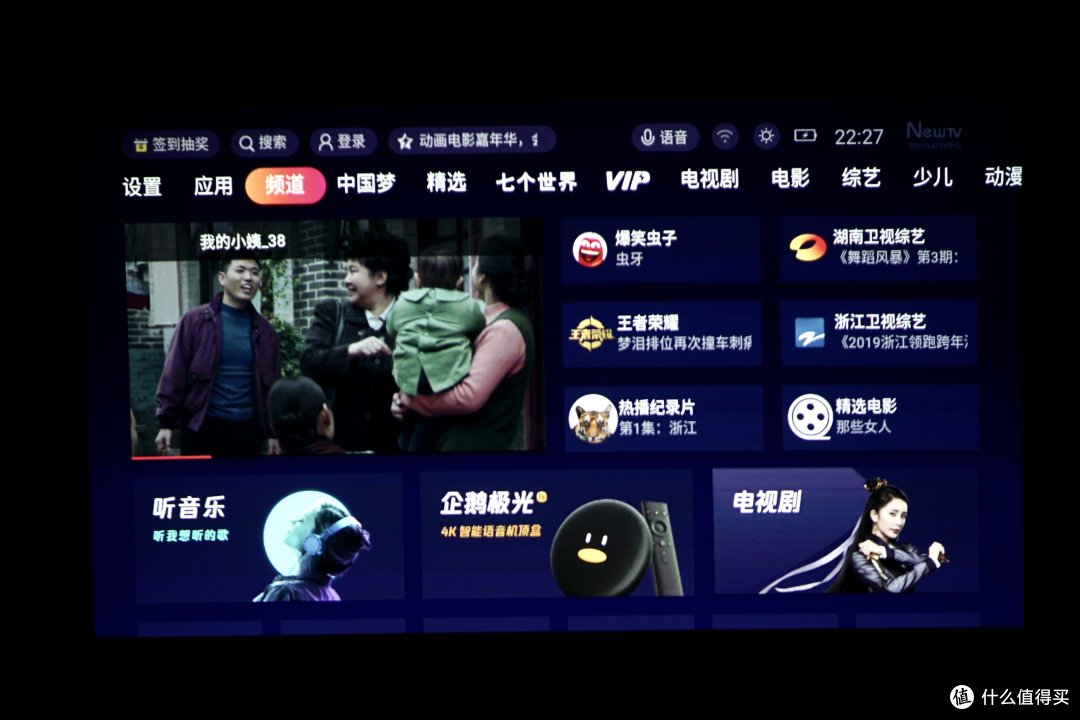 安克创新便携投影仪M2,随意摆放享受大屏