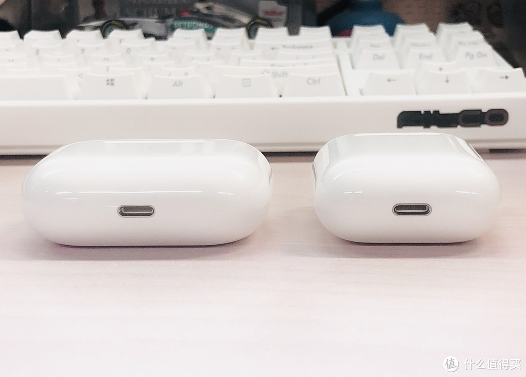 AirPods Pro的充电盒与老款的厚度保持一致，只是肥了一点，矮了一点；