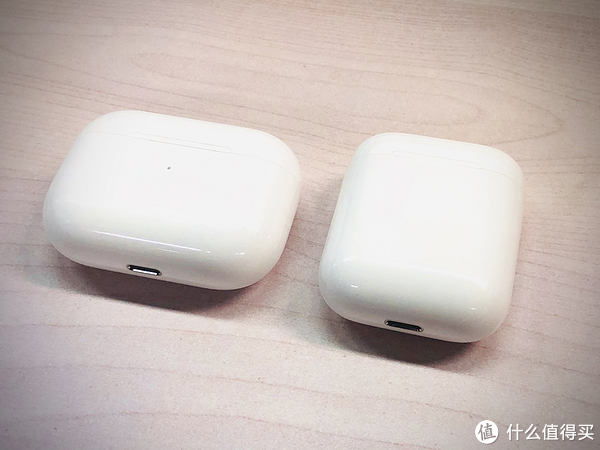 左边是AirPods Pro，右边是我自己的第一代AirPods