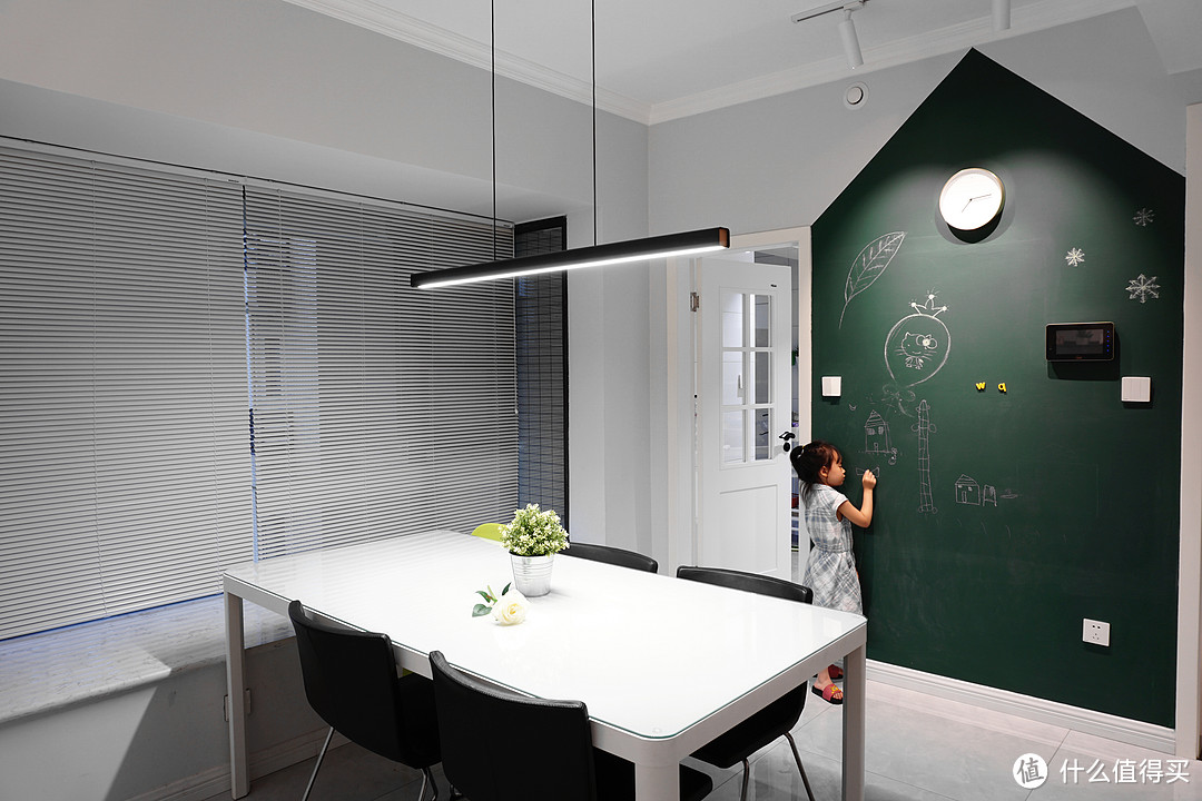 餐边柜与背板墙采用轨道射灯，便于光源的调整和增减，作为辅助照明的同时兼顾重点照明。与厨房相邻的墙面作为黑板墙，并在部分区域使用磁力漆，方便小朋友随意图画。