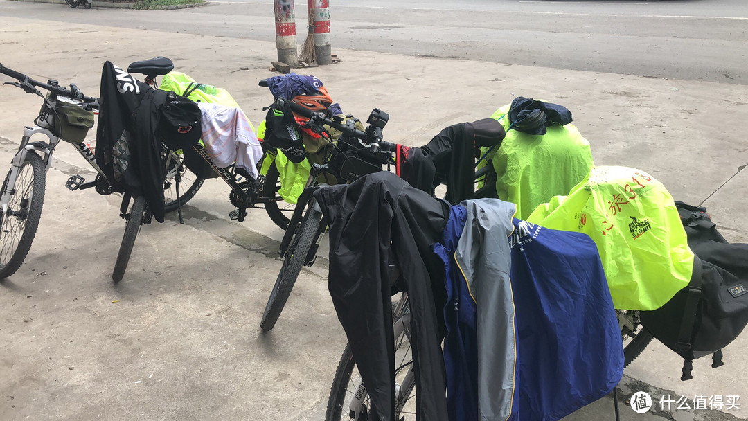 路上断断续续下了几次毛毛雨，趁着吃饭，把衣服晒晒