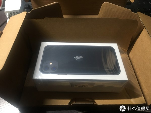 iPhone11静静躺着