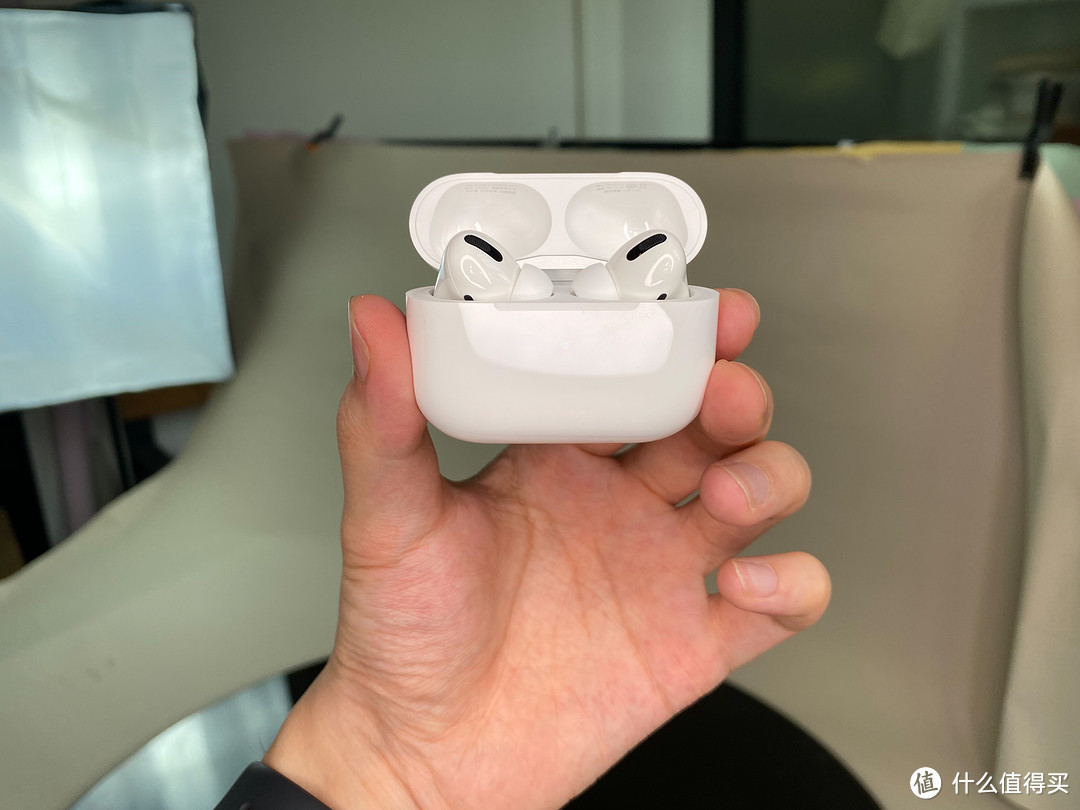 由于耳机盒比 AirPods 宽了许多，打开的时候可能没有 AirPods 那么的顺手