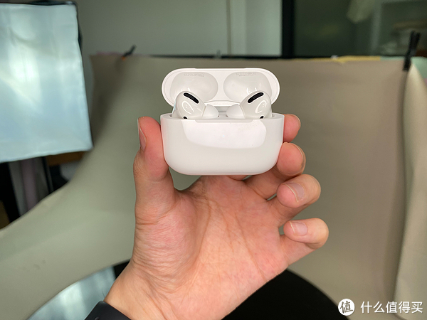 由于耳机盒比 AirPods 宽了许多，打开的时候可能没有 AirPods 那么的顺手