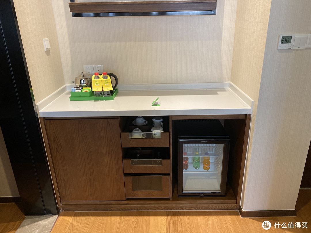 mini bar 小冰箱免费 聊胜于无