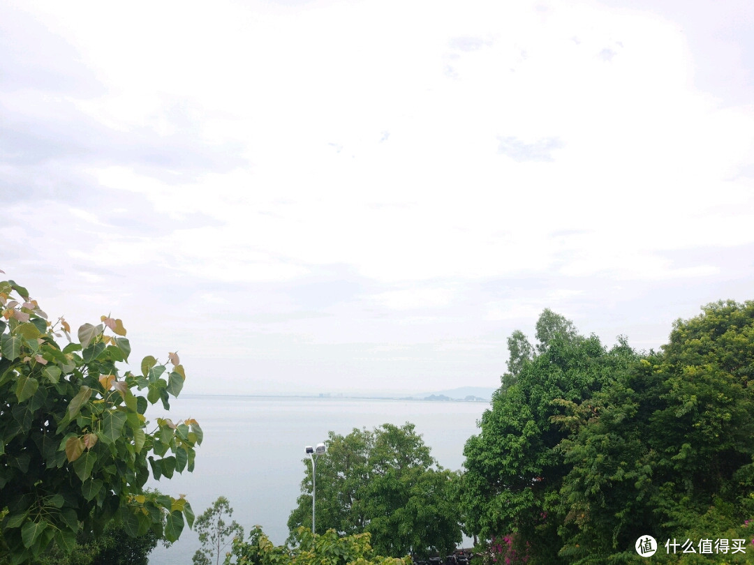 走到观景台远眺，岘港优美的海岸线景色，便尽收眼底，空气里都透露着舒适的味道。