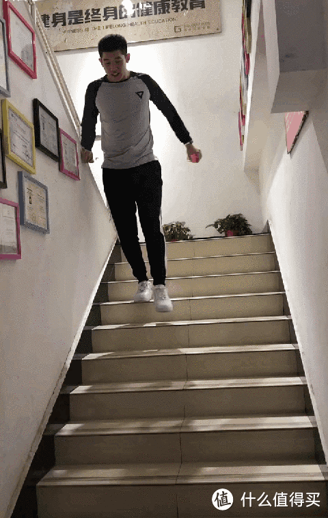 酣畅的运动之后来一波专业的吹风机—哦,不~奥佳华2801筋膜枪酸爽体验