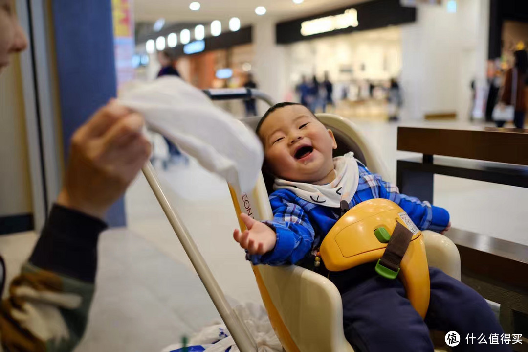 商场内租的婴儿车会更方便购物吃饭