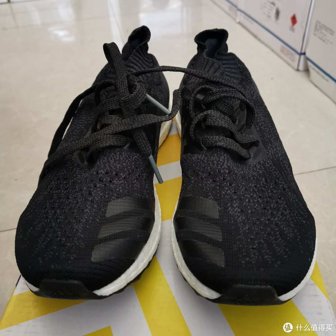 头部Adidas的LOGO很低调