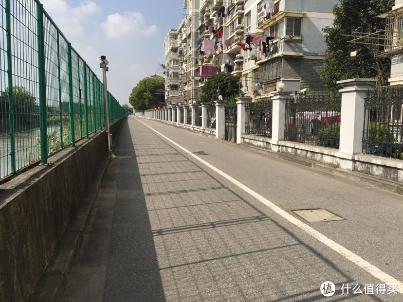 在黄浦江水中钓鱼（海中垂钓江里捞鱼）海水退潮河道捞鱼来看大叔捞鱼快乐！