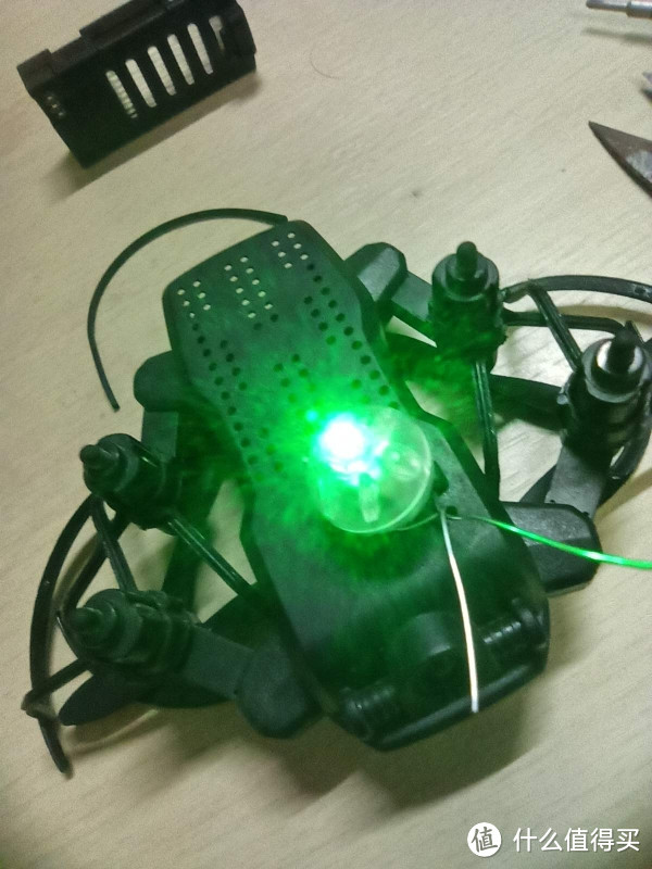 迷你四轴无人机大改造(挂上闪烁led彩灯)非常期待,试试结果会怎么样?