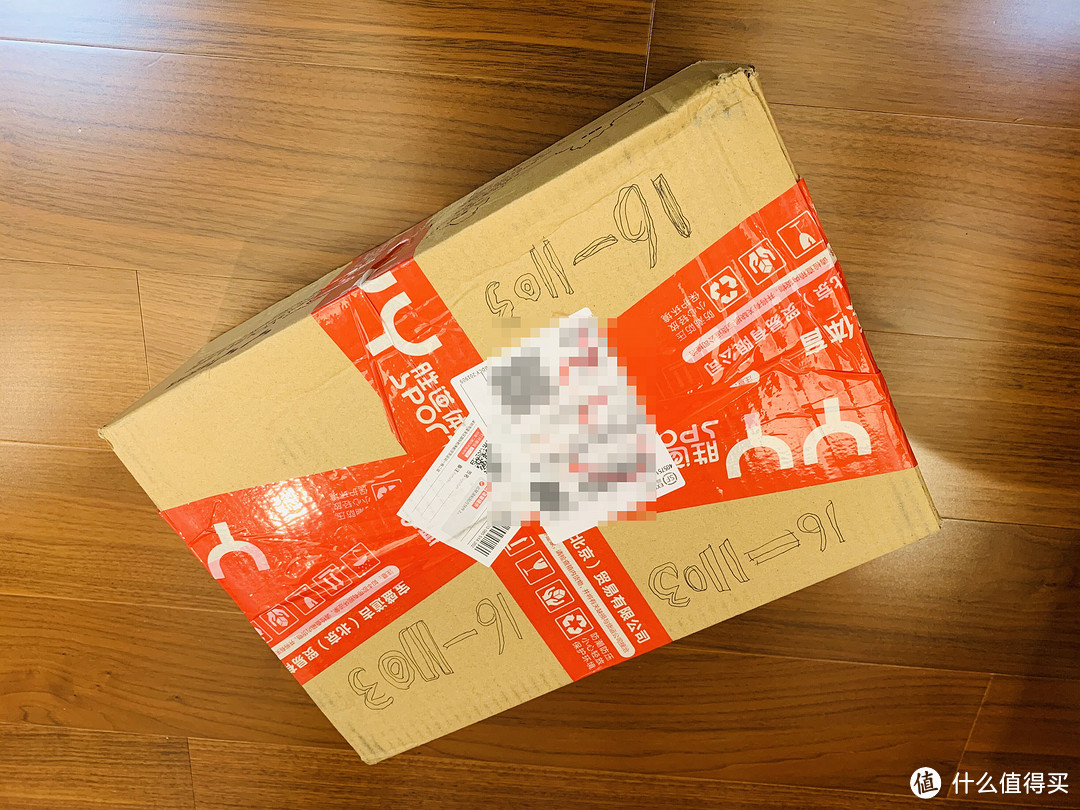胜道的鞋盒!感觉这个包装是旧的,回收再利用的!
