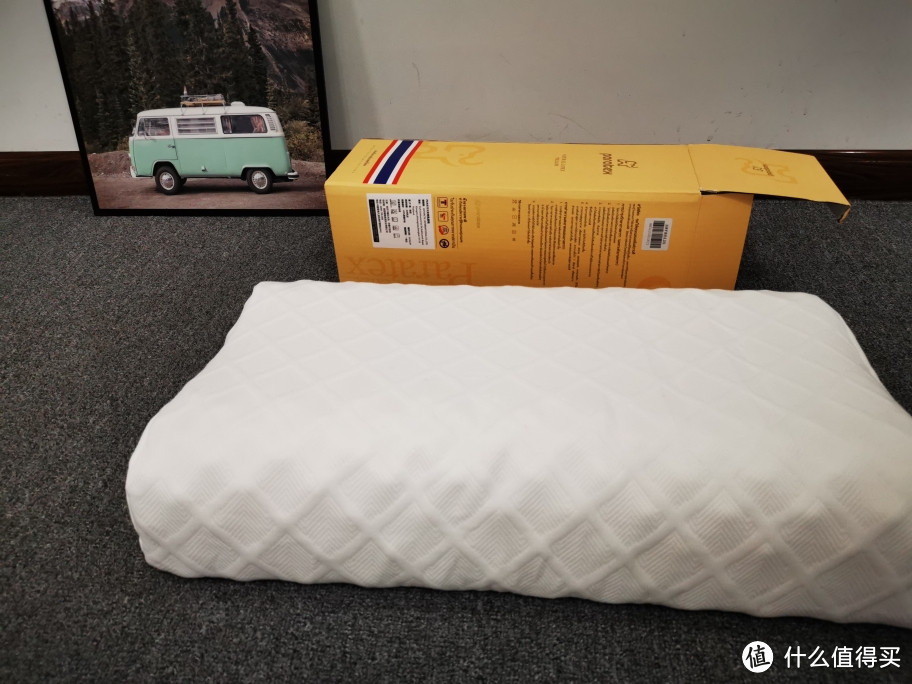5⃣️枕型和味道 乳胶枕枕型是市面上最多的高低枕，高度是10 12厘米，我睡12厘米这边感觉有点高，味道的话，相对味道算是挺大的，我有时候会趴着睡，感觉是不喜欢 价格相对产品的话，性价比一般