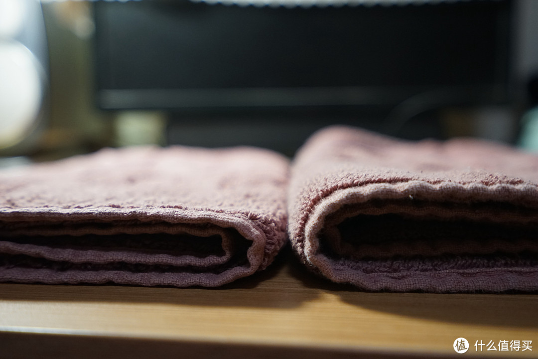 烘干后的毛巾（右）更加蓬松，这反应在手感上就是烘干后的毛巾比晾干的要柔软，刚从干衣机里拿出来的毛巾热热软软的，让人忍不住想把脸埋进去~