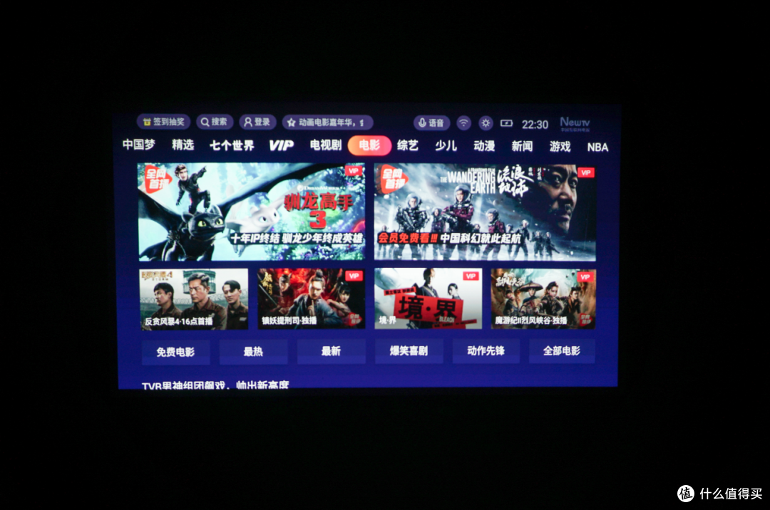 用不一样的方式看电影，便携投影安克·腾讯极光M2