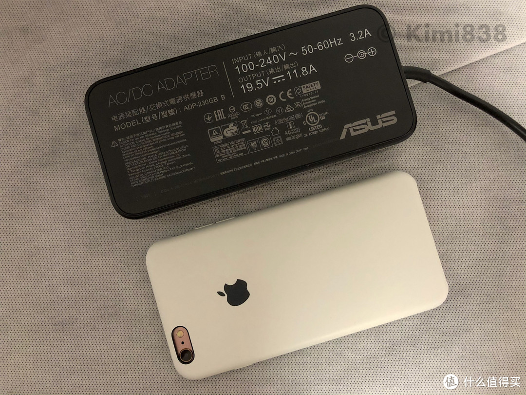 ▲ 电源横向尺寸和iPhone 6s Plus相当，厚度 3cm左右，功率230W。