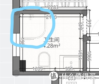 注意画圈的地方：淋浴的位子对窗户有遮挡，这里就不能做淋浴房了。只能用U型浴帘。还有这个卫生间的门比较窄，傍边也没法扩大。选门时要选择窄边框的。