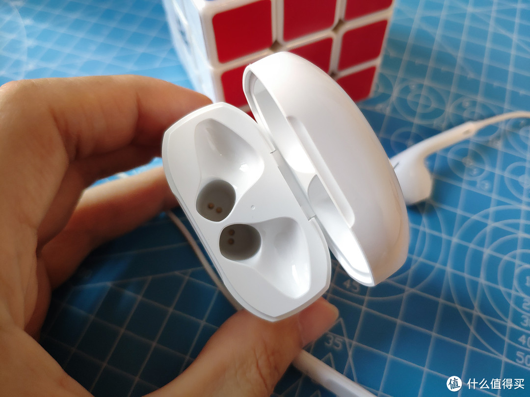 ▲▲ 没用过AirPods，漫步者这盒子每次放回耳机时LZ总放反，取出时手指干燥会打滑，另：盒盖确实容易误关闭。