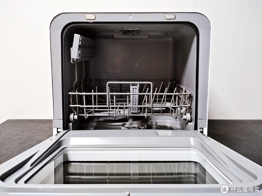 小两口告别手洗刷碗时代，免安装的台式洗碗机倾情助力—华凌Vie1四套洗碗机
