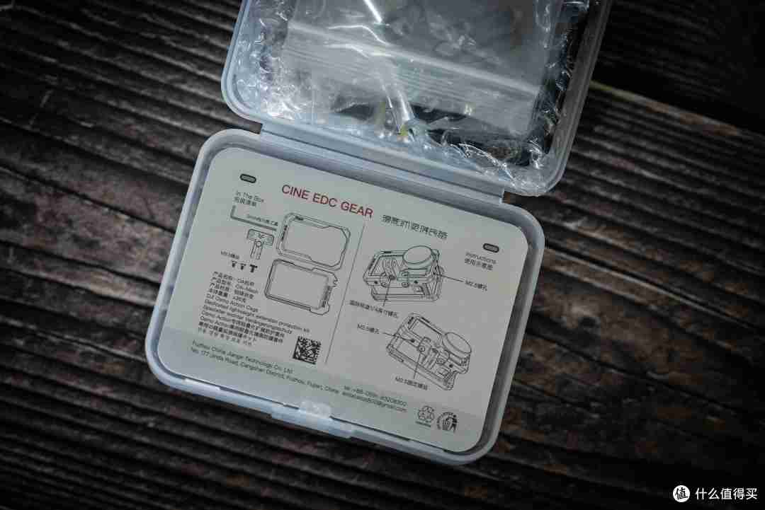 OA机甲开箱后有一张很简单明了的说明书，主要标注了物品清单以及扩展功能
