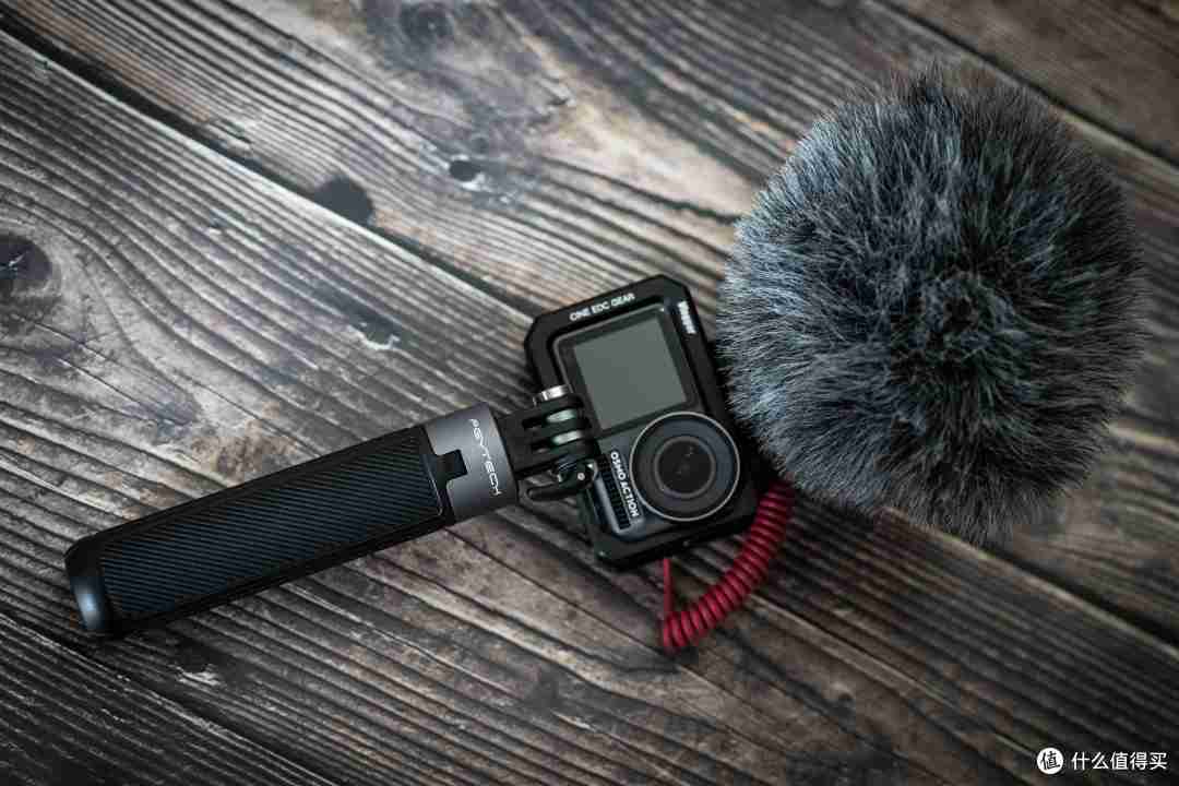 如图，这是直接安装RODE/罗德 VideoMicro，使用麦克风自带的防风毛衣