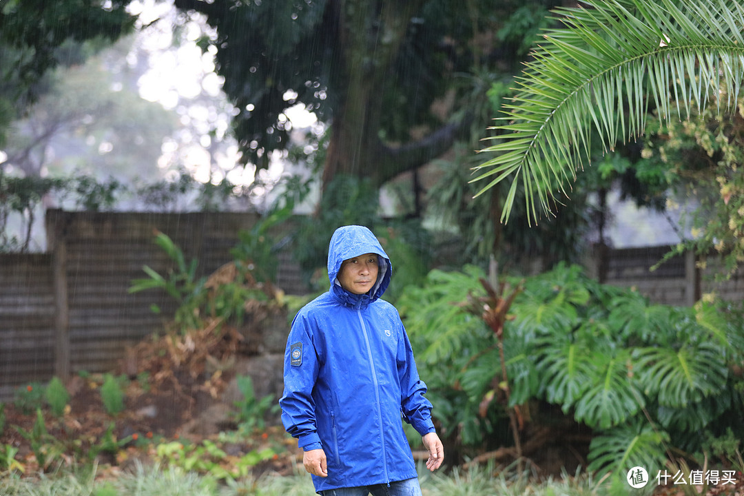 在倾盆大雨之下，自由兵猎隼战术冲锋衣没有让我失望，这么轻薄的一件衣服竟然比雨衣的防水效果还要好。